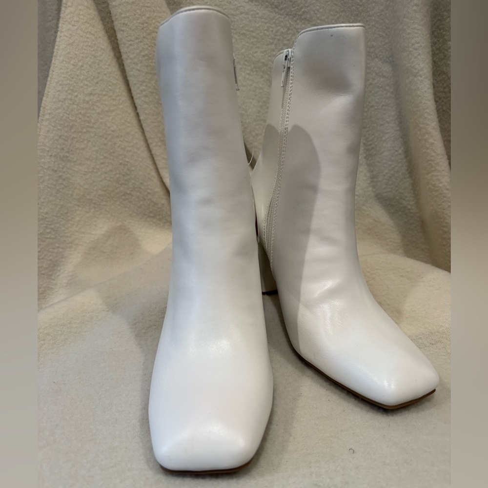 Elegant White Heeled Boots